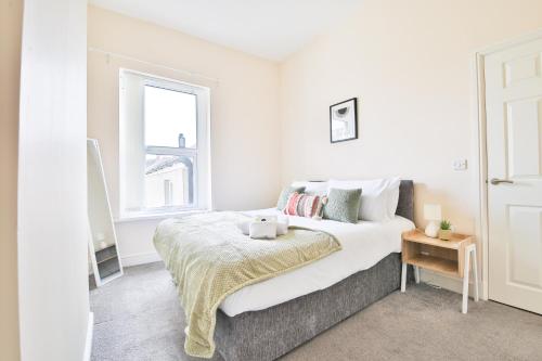 a white bedroom with a bed and a window at StayRight 3-Bed Home Near Central Cardiff- Sleeps 8, Twin Or King Beds in Cardiff