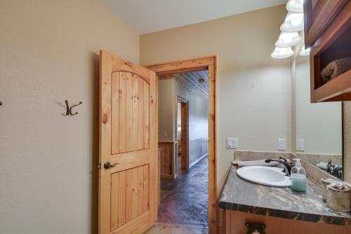 La salle de bains est pourvue d'un lavabo et d'un miroir. dans l'établissement Cozy Alma Mountain Retreat Fireplace and Grill, à Alma