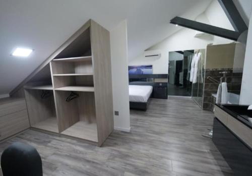 Duży pokój z łóżkiem i łazienką w obiekcie Love room borabora 2 w mieście Trévoux