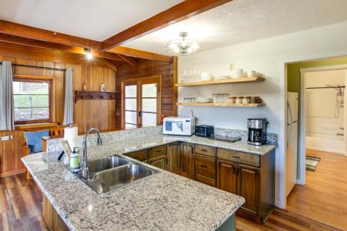 Η κουζίνα ή μικρή κουζίνα στο Harrison Getaway with Deck and Lake Views!