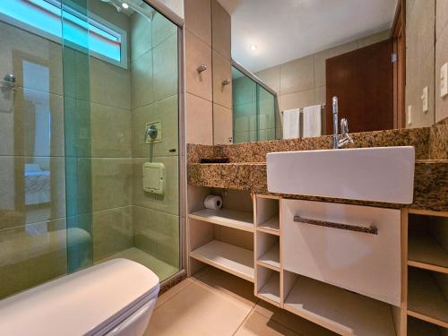 La salle de bains est pourvue d'un lavabo, d'une douche et de toilettes. dans l'établissement Pipa Paradise, à Pipa