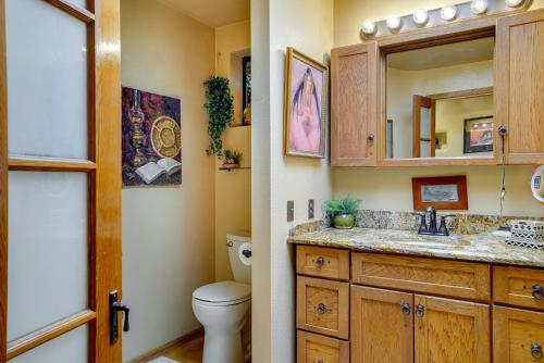 y baño con aseo, lavabo y espejo. en Pet-Friendly Las Cruces Home with Private Pool, en Las Cruces