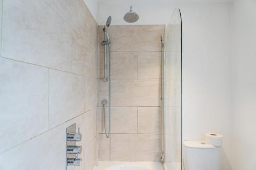 a bathroom with a shower with a tub at Hackney Central Houseshare in London