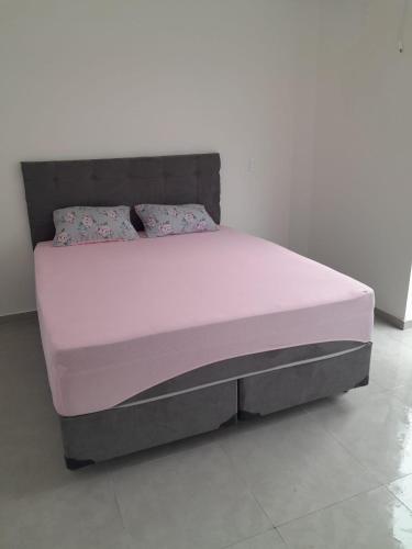 - un lit dans une chambre avec un matelas rose dans l'établissement Sobrado Itajuba, à Barra Velha