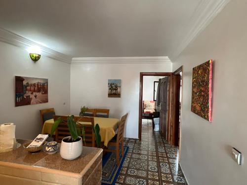 ein Wohnzimmer mit einem Tisch und einem Esszimmer in der Unterkunft Maison Berj in Oualidia
