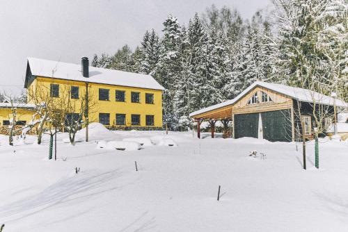 シェーネックにあるBlickinsfreieの雪中の黄色い家