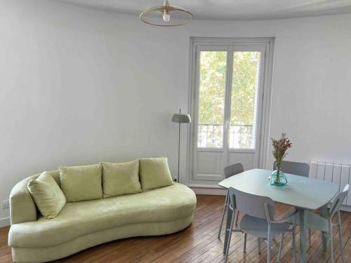 a living room with a couch and a table at Magnifique appartement familiale 6 personnes 3 chambres et 3 salles de bain en hyper centre avec rue piétonne Parking 20m in Troyes