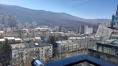 vistas a una ciudad con edificios y montañas en Smartest Home and Location in Tbilisi Vake, en Tiflis