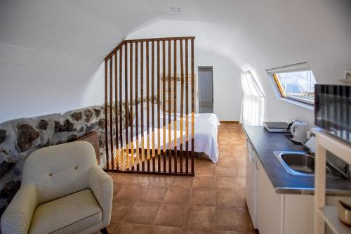 1 dormitorio con 1 cama y lavamanos en una habitación en Espacio Antares, en Icod de los Vinos