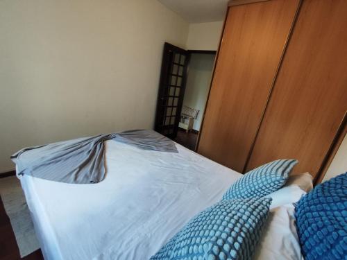 MealhadaにあるTelma Roomのベッドルーム1室(青い枕のベッド1台付)