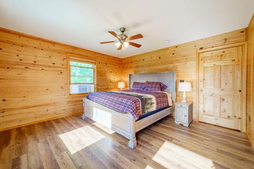 Giường trong phòng chung tại Adirondack Alpine Cabin with Hot Tub, Near Whiteface, Lake Placid, Game Rm, Fenced Yard, Views