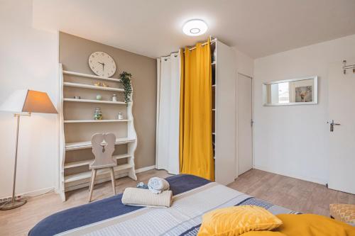une petite chambre avec un lit et une chaise dans l'établissement Joli studio
