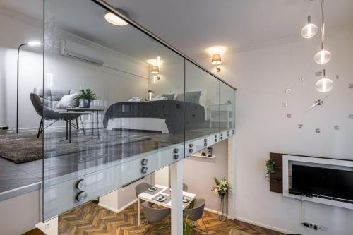 sala de estar con una gran pared de cristal en Riverside Suite, en Budapest