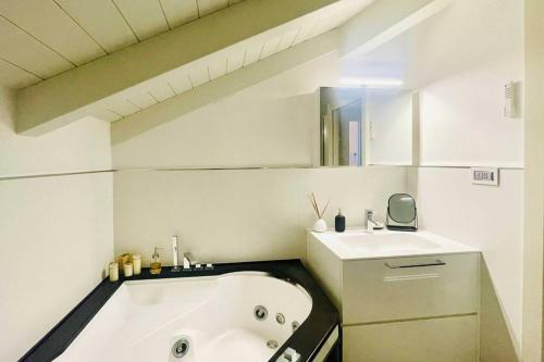 een badkamer met een ligbad en een wastafel bij Casa Cambria in Como