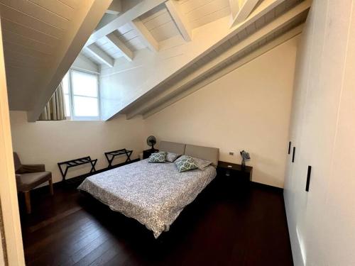 een slaapkamer met een bed in een kamer met een plafond bij Casa Cambria in Como