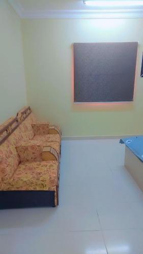 una camera con divano e un dipinto sul muro di كيان شقق مفروشة a Hafr Al Baten