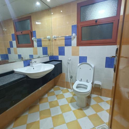 Al Basam Center في دبي: حمام مع مرحاض ومغسلة