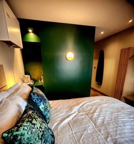 Una cama o camas en una habitación de Pinnacle Suites Hotel