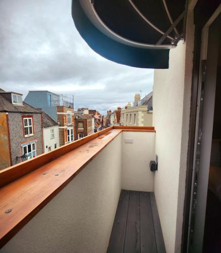 Un balcón o terraza en Pinnacle Suites Hotel
