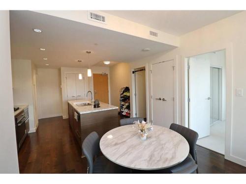 a kitchen with a table and chairs in a room at Cambie&Elizabeth Park 2BDR/Parki in Vancouver