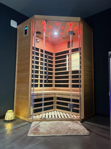 Cette chambre dispose d'une grande douche. dans l'établissement Chill & Love Bergerac, à Bergerac