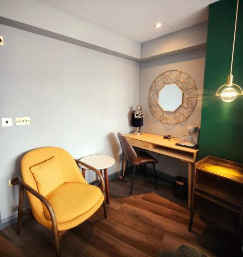 Un lugar para sentarse en Pinnacle Suites Hotel
