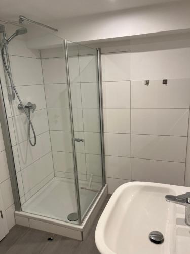 y baño con ducha, bañera y lavamanos. en Home-for-you-Ferienwohnung Monteurwohnung, en Buchen