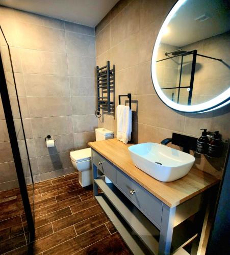 Un baño de Pinnacle Suites Hotel