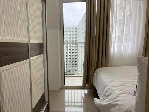 Shore Residences MOA C-2 1BR with balcony by darpm