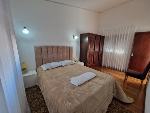 una camera da letto con un letto grande con due cuscini sopra di Casa do Martins a Esposende
