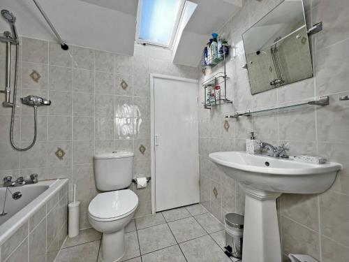 y baño con aseo, lavabo y bañera. en Hill View House en Cheltenham