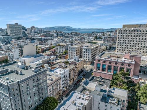 サンフランシスコにあるノブ ヒル ホテルの建物のある都市の航空写真