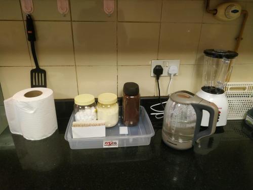eine Küchentheke mit Toilettenpapier und einem Mixer in der Unterkunft Ruby Star Hostel Dubai for Male- 4 R- 4 in Dubai