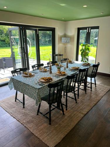Χώρος καθιστικού στο Chichester Retreat with Large Private Mature Garden