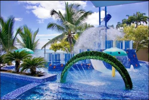 um escorrega aquático num resort com parque aquático em Departamento en Tonsupa em Tonsupa