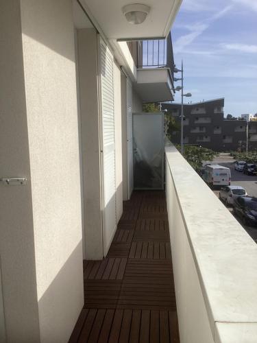 聖納澤爾的住宿－T2 proche Hôpital ouest，享有街道景色的建筑阳台