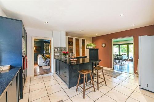 Η κουζίνα ή μικρή κουζίνα στο Chichester Retreat with Large Private Mature Garden