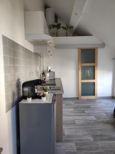 une cuisine avec un comptoir dans une pièce dans l'établissement L'escale CDG Astérix Park d'exposition, à Louvres