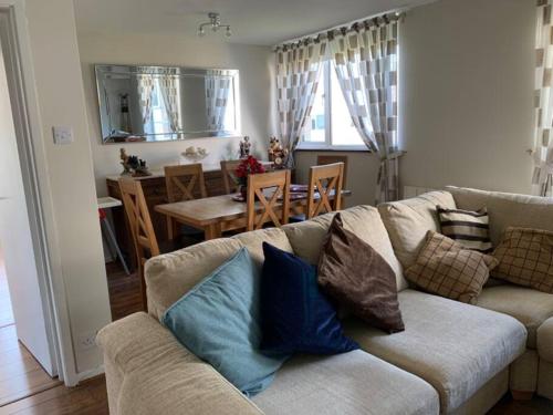 a living room with a couch and a dining room at Spacious 2 Bed Elstree Borehamwood Hertfordshire in Elstree