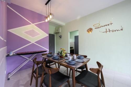 jadalnia z drewnianym stołem i krzesłami w obiekcie Moonight Luxe Suite, Cameron's Emerald Avenue w mieście Brinchang