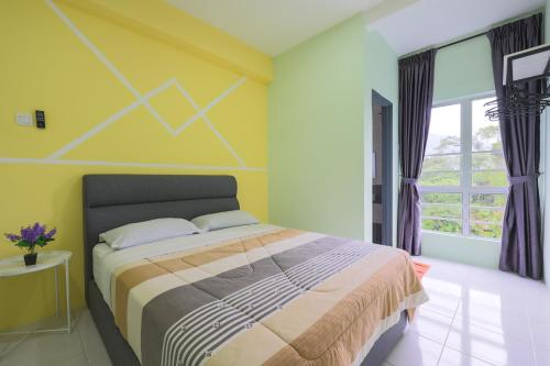 伯恩倉的住宿－Moonight Luxe Suite, Cameron's Emerald Avenue，一间卧室设有一张床和黄色的墙壁
