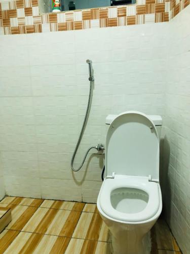 ein Bad mit einem WC und einer Dusche in der Unterkunft Prince Studio at Twiga House in Kigali