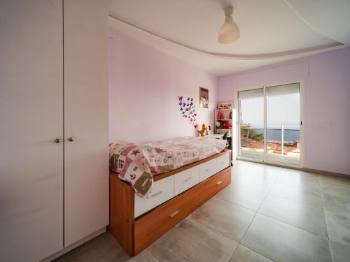 ein Schlafzimmer mit Bett und Meerblick in der Unterkunft Villa Elena in Pineda de Mar