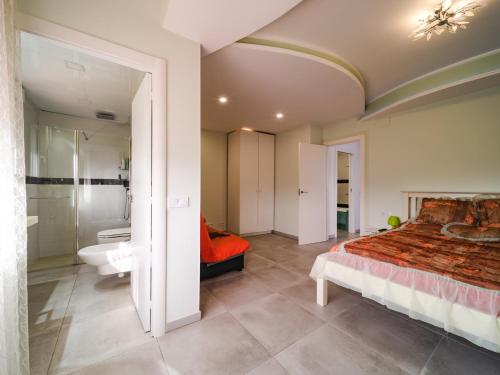 ein Schlafzimmer mit großem Bett und ein Badezimmer in der Unterkunft Villa Elena in Pineda de Mar