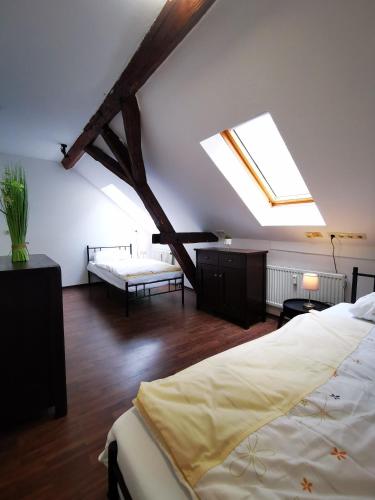 1 dormitorio en el ático con 1 cama y tragaluz en Schwert Apartment Verden, en Verden