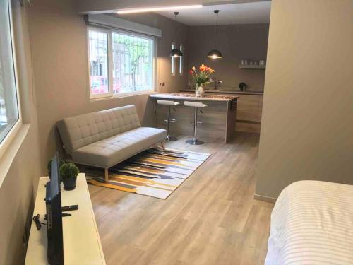 a living room with a couch and a kitchen at Loft Trendy en PB - WTC - Parque Delta - Facturamos in Mexico City