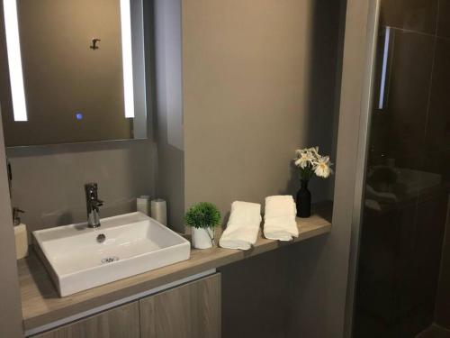 a bathroom with a sink and a mirror and towels at Loft Trendy en PB - WTC - Parque Delta - Facturamos in Mexico City