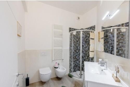 y baño con aseo, lavabo y ducha. en Casa di Kiki, en Finale Ligure