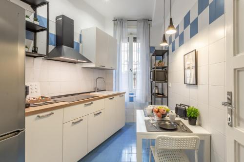 Imperium House - appartamento con giardino privato, 3 minuti da Metro Piazza Bologna, A-C,