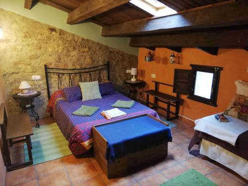 1 dormitorio con 1 cama grande en una habitación en La Vieja Escuela, en Fuentes de Rubielos